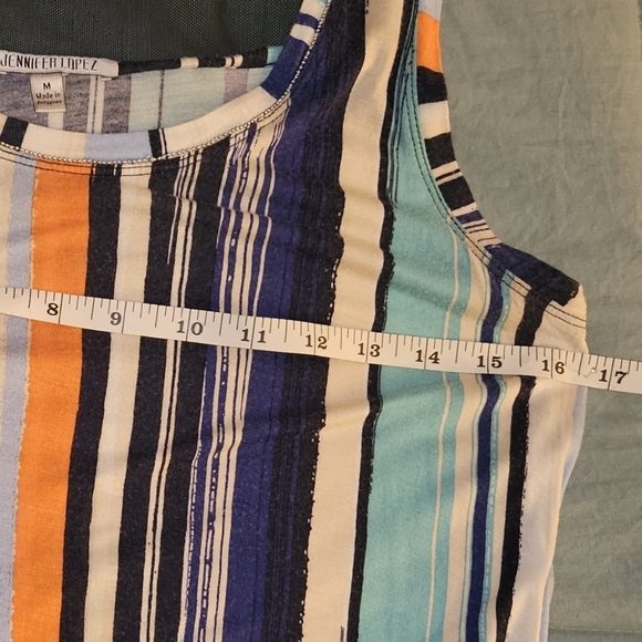 Jennifer Lopez sleeveless top - Picture 7 of 8